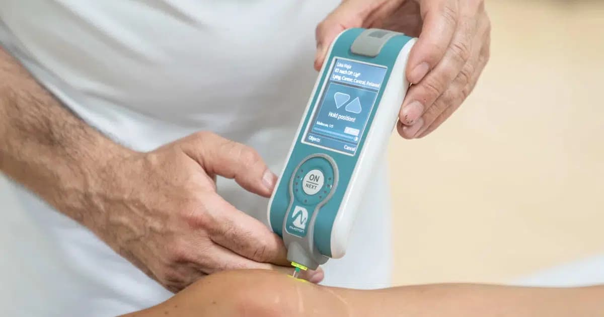 Mit einem Myometer wird die Muskelspannung an einem Knie gemessen