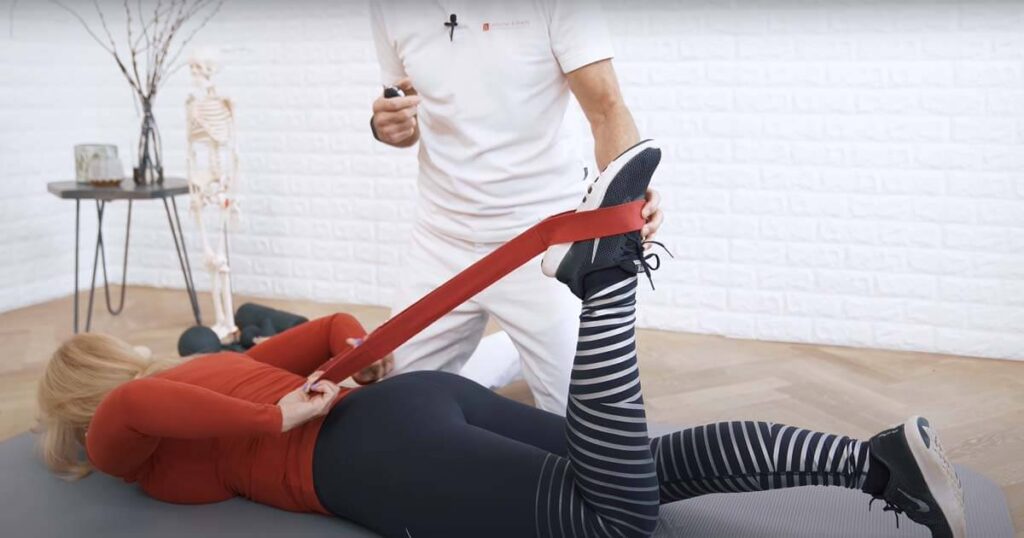 Roland Liebscher-Bracht shows his knee pain excersise