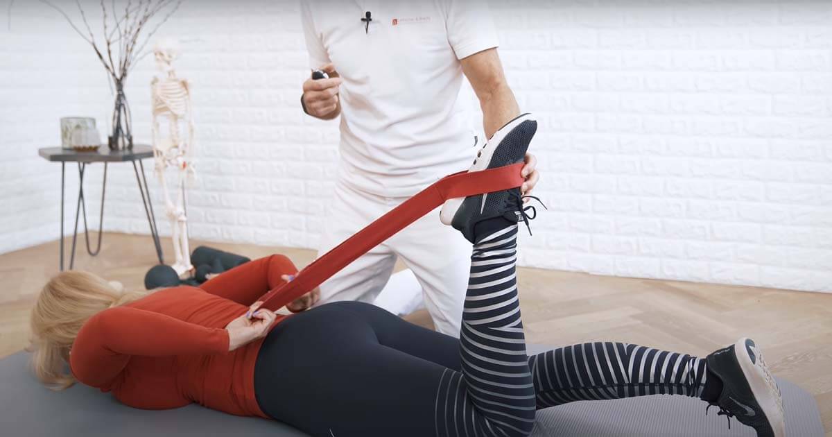 Roland Liebscher-Bracht shows his knee pain excersise