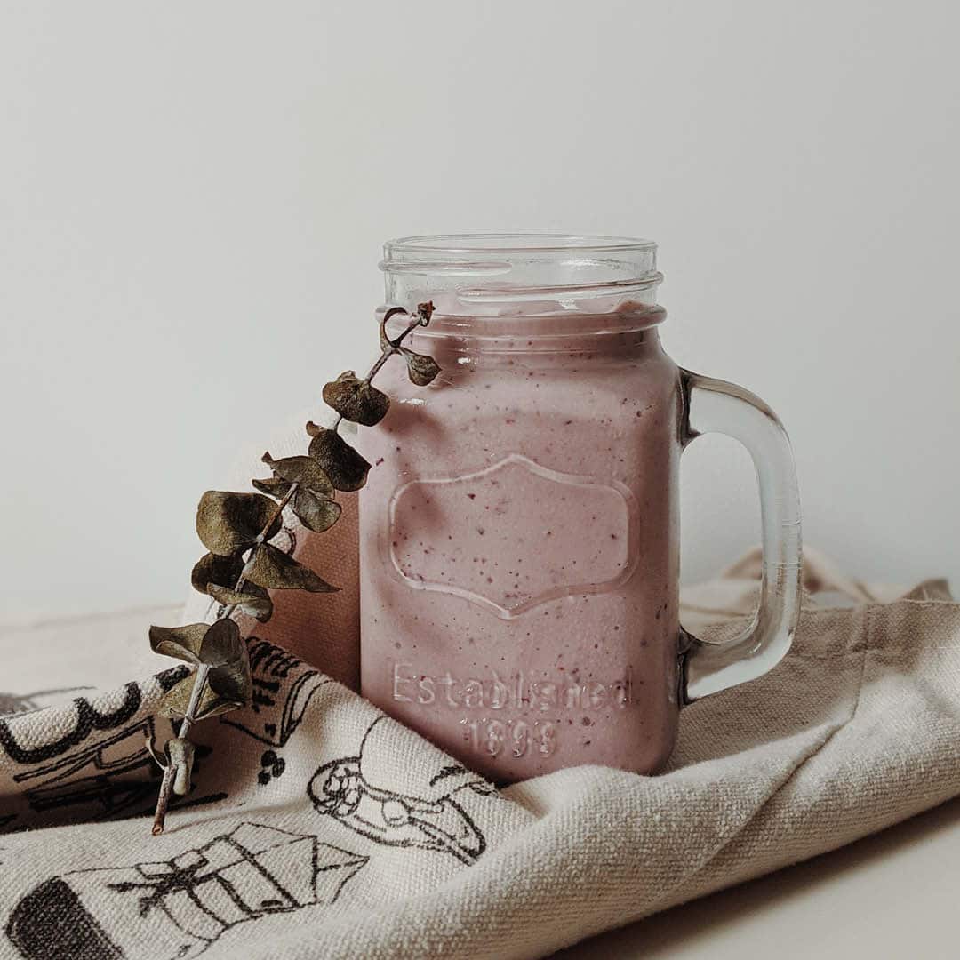 image of a jar of blueberry smoothie, tinnitus friendly recipe