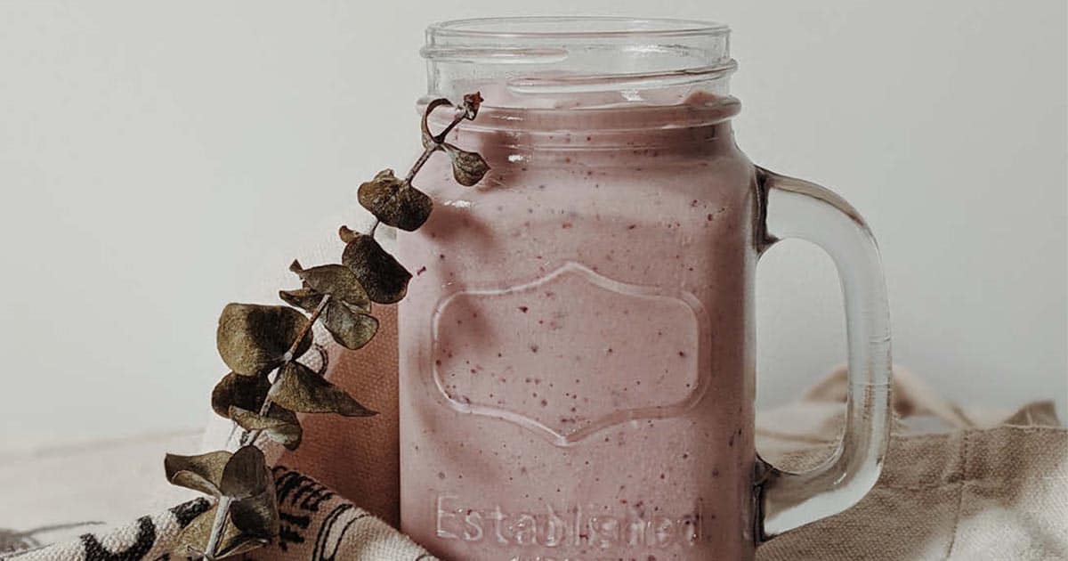 image of a jar of blueberry smoothie, tinnitus friendly recipe