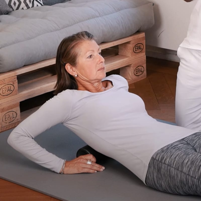 Jutta demonstrates the first step of our chest and back workout.