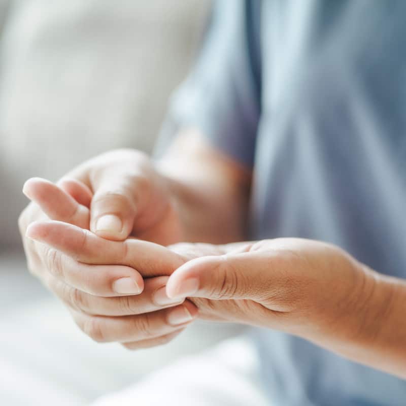 Closeup of a woman with rheumatoid arthritis in her fingers.