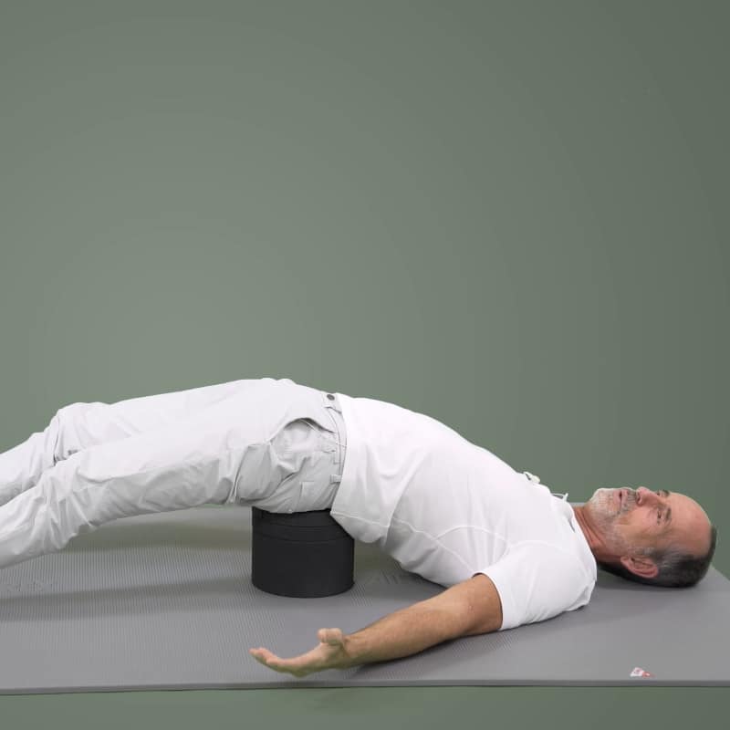 Roland Liebscher-Bracht is lying with the Back Hero under his sacrum.