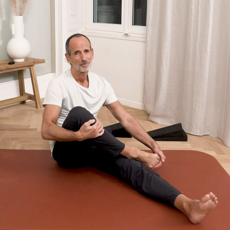 Roland Liebscher-Bracht is demonstrating a toe flexion.