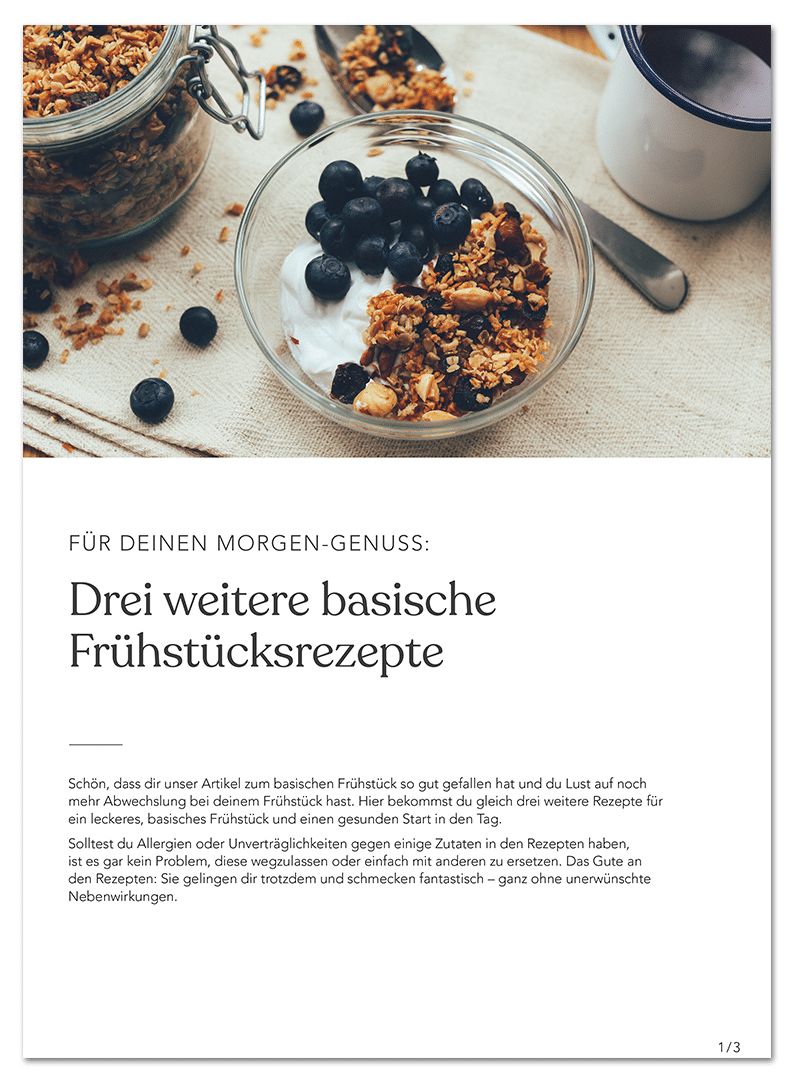 Im oberen Teil des Bildes sieht man eine Schüssel mit Heidelbeeren, Müsli und Jogurt. Unten steht der Text " Für deinen Morgen-Genuss: Drei weitere basische Frühstücksrezepte"