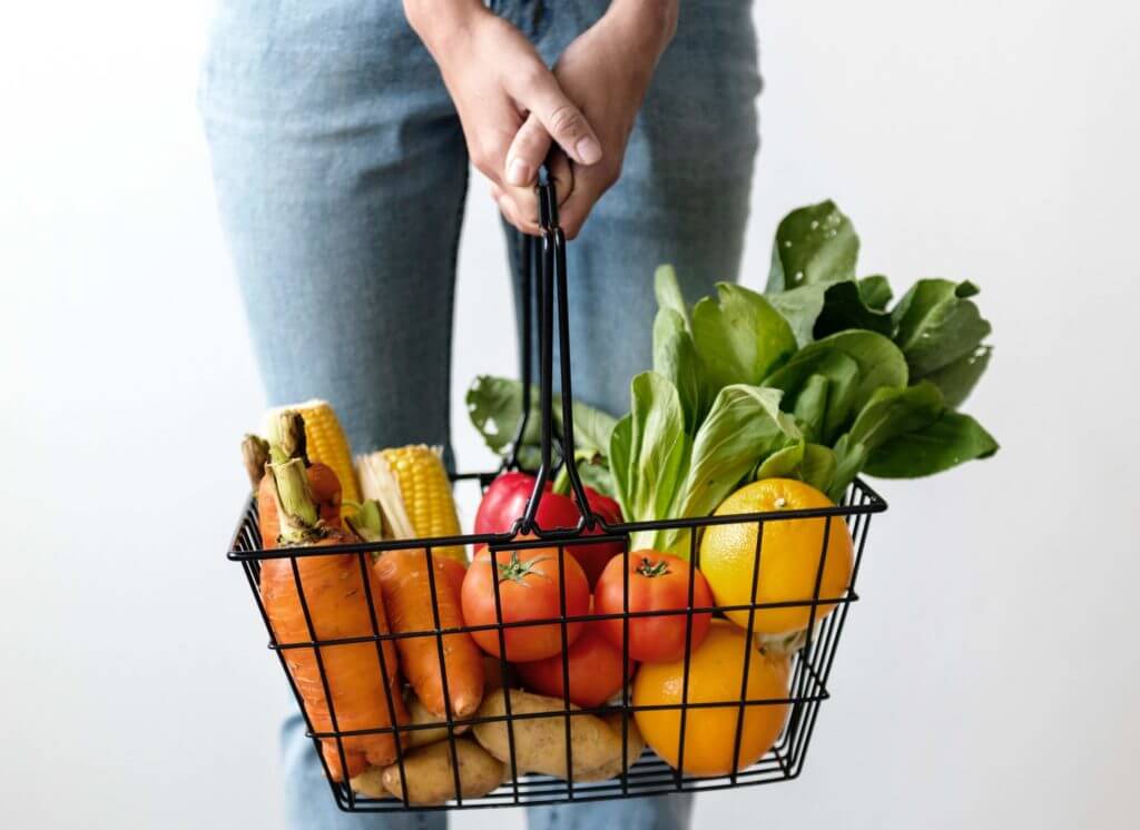 Regionales Obst in einem Einkaufskorb