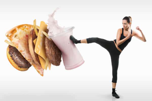 Frau kämpft gegen Fast Food
