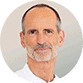 Roland Liebscher - Bracht lächelt in die Kamera. Es ist nur sein Kopf zu sehen und ein runder Kreis ist um ihn herum gezogen.