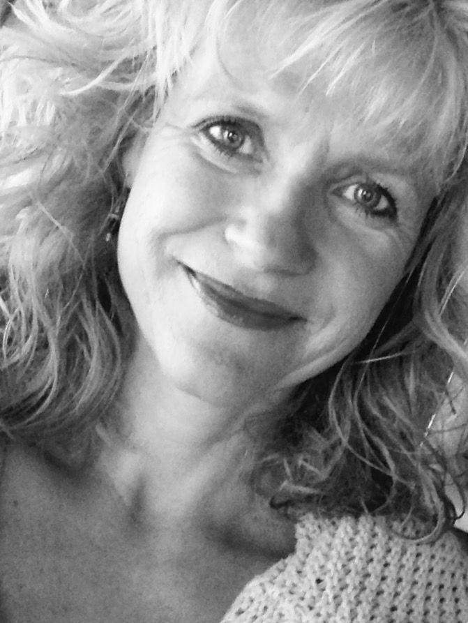 Das schwarz-weiß Foto zeigt Susanne Keller aus Bensheim. Sie hat schulterlange blonde Locken und lächelt in die Kamera.