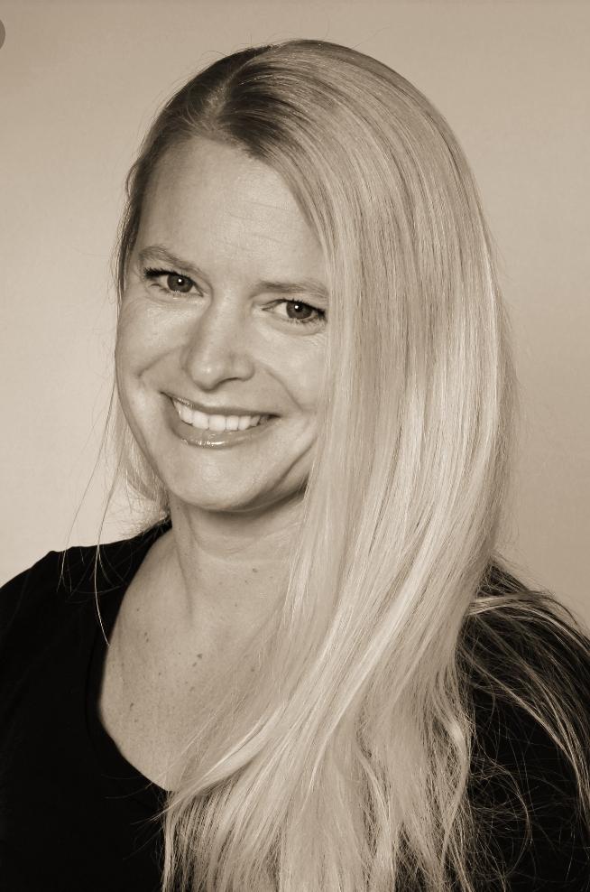 Das schwarz-weiß Foto zeigt die sympathisch, lächelnde Katja Brämer aus 77815 Bühl. Sie hat lange helle Haare und lacht in die Kamera. Außerdem trägt sie ein schwarzes T-Shirt.