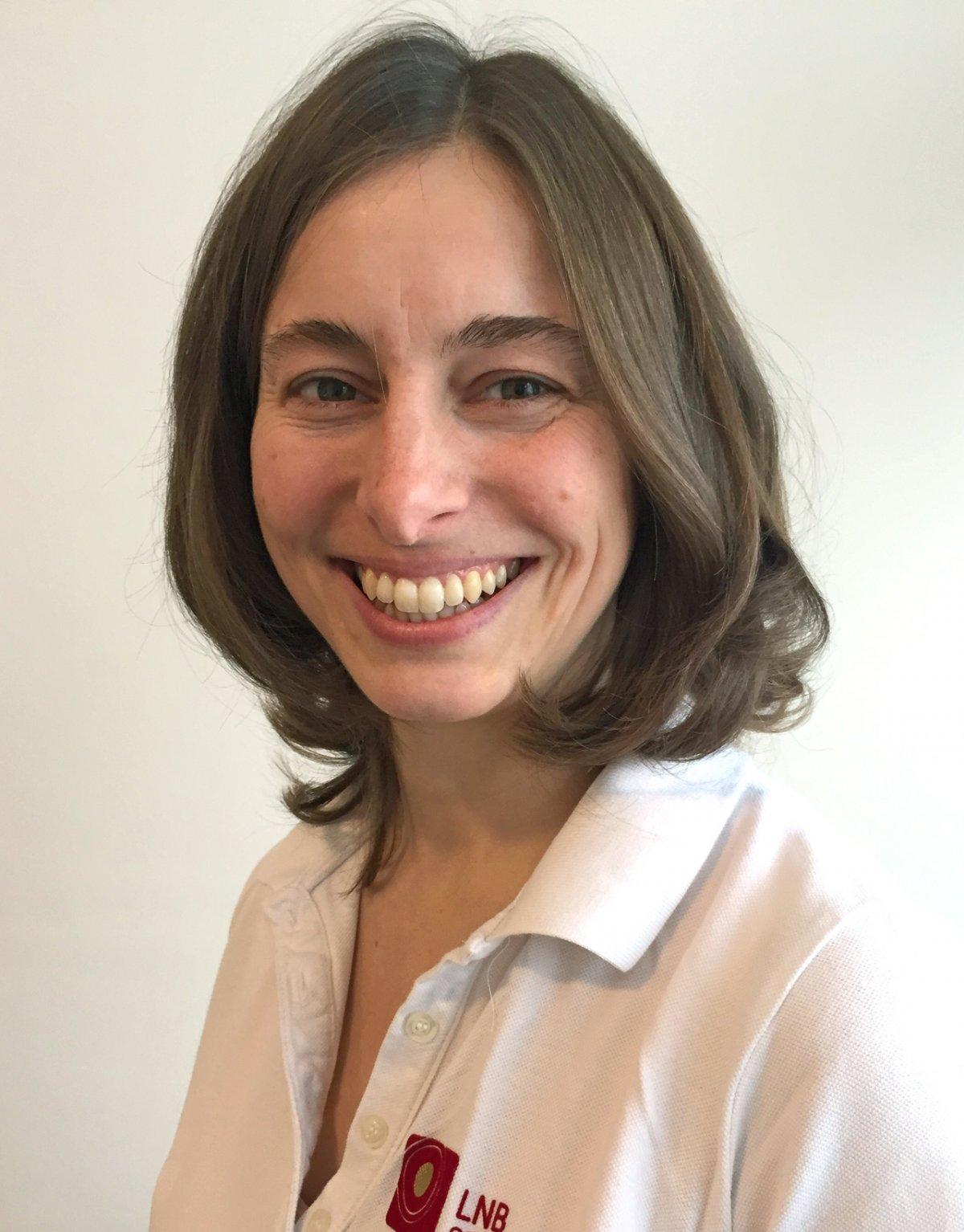 Auf dem Foto lacht Miriam Kreßner aus Chemnitz in die Kamera. Sie hat stufige braune schulterlange Haare und trägt ein weißes Liebscher & Bracht Polo T-Shirt.