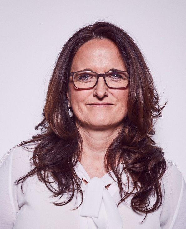 Das Portraitfoto zeigt Christin Köhler, welche in Lindau als Heilpraktikerin tätig ist. Sie hat lange braune Haare und trägt eine dunkle eckige Brille sowie eine weiße Bluse.