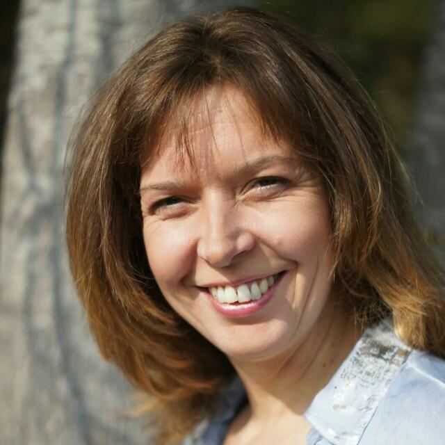 Daniela Peter aus 92360 Greißelbarch schaut lächelnd in die Kamera. Sie hat gestufte schulterlange braune Haare und einen leichten Pony. Auf dem Bild trägt sie eine hellblaue Bluse.