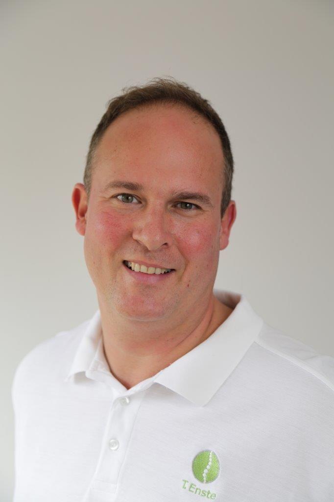 Das Foto zeigt Thorolf Enste aus 48159 Münster. Er hat kurze dunkle Haare und lächelt freundlich in die Kamera. Er trägt ein weißes Polo T-Shirt.