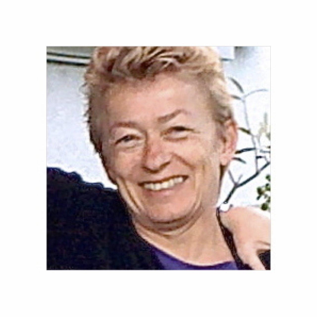 Das Foto zeigt die Schmerzspezialistin Ulrike Petri aus Bonn. Sie lacht in die Kamera und hat kurzes blondes Haar.