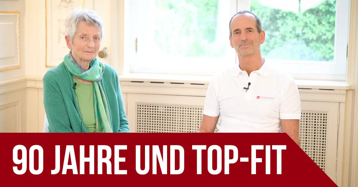 Roland Liebscher-Bracht sitzt neben seiner Mutter. Darunter der Schriftzug "90 Jahre und Top-Fit".