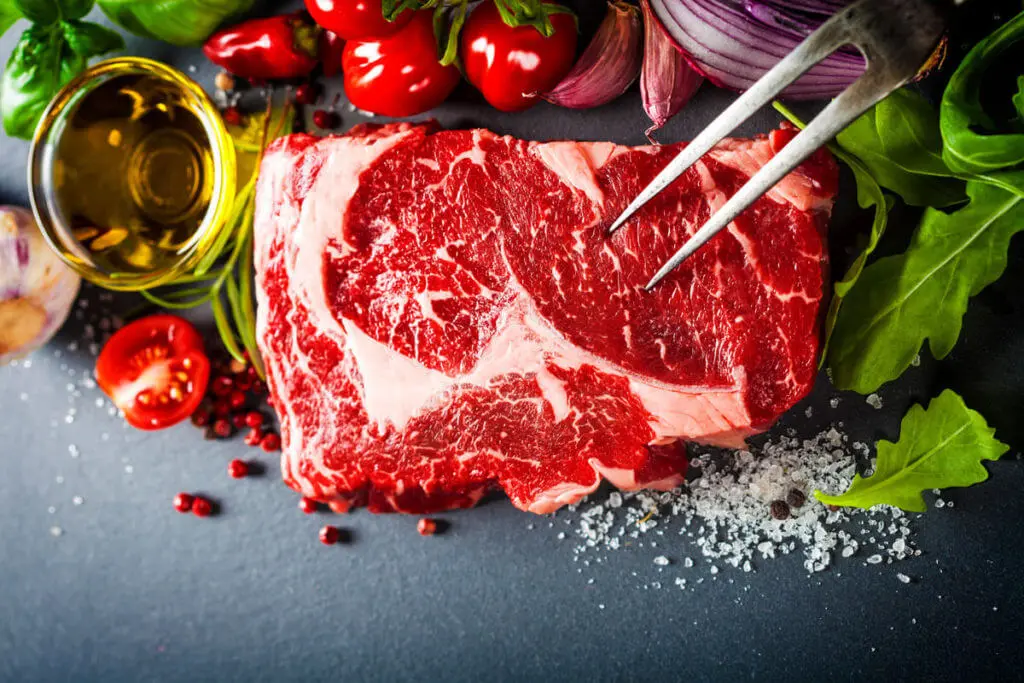 Ein Stück rotes Fleisch als Steak zubereitet - gerade bei Arthrose keine gute Idee