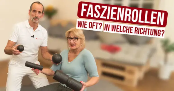 Roland Liebscher-Bracht zeigt einer Patientin die Faszienrollen