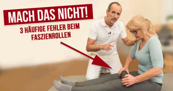 Roland Liebscher-Bracht zeigt die häufigsten Fehler beim Faszienrollen an einer Patientin