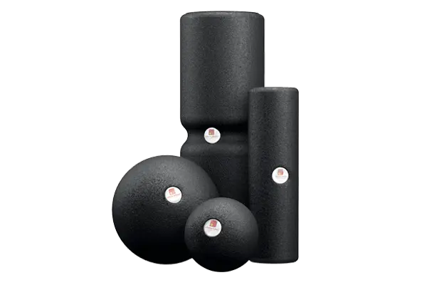 Es sind von links die große Faszienkugel, dann im Vordergrund die kleine Faszienkugel, mittig im Hintergrund die Medi-Faszienrolle und rechts die Mini-Faszienrolle zu sehen