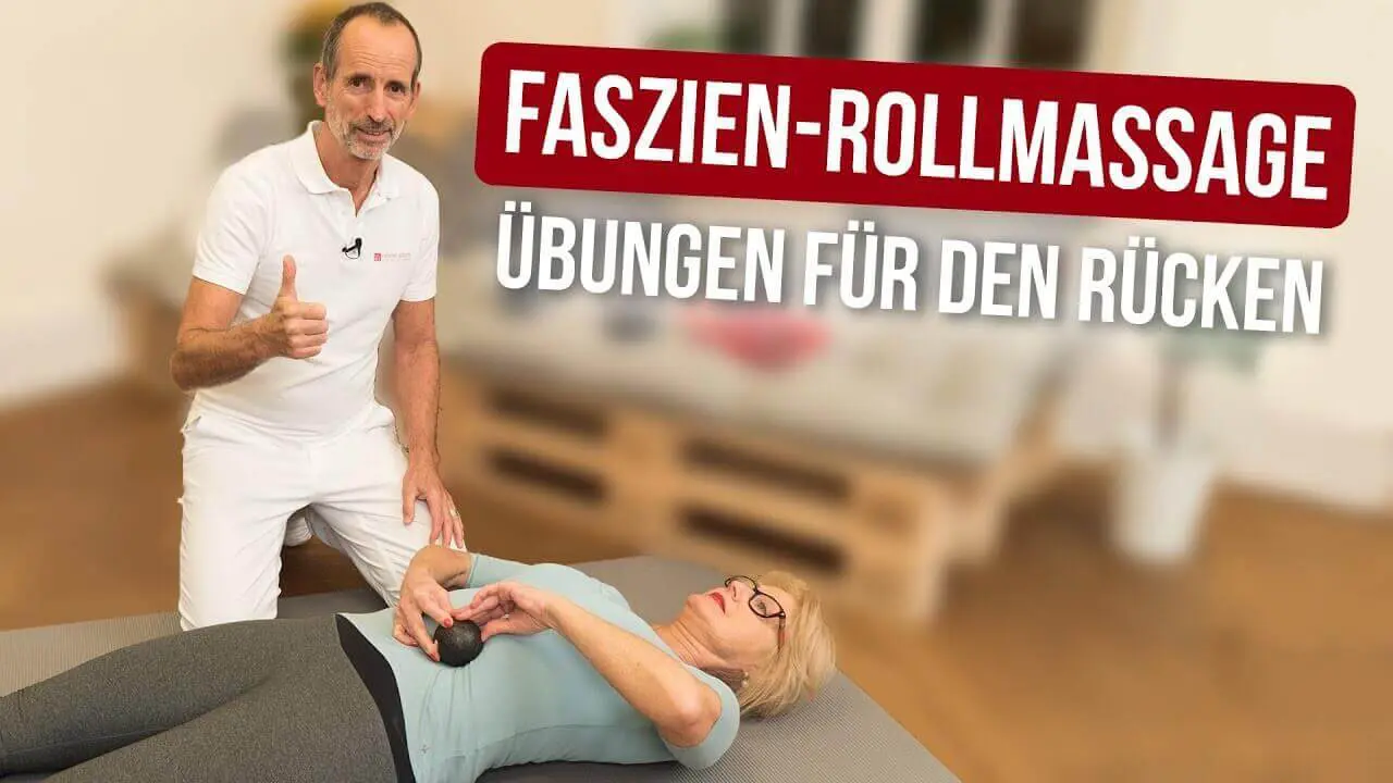 Eine Frau liegt auf einer Bodenmatte, und massiert ihren Bauchbereich mit einer Faszienkugel. Roland Liebscher-Bracht kniet neben ihr. Über ihnen der Schriftzug "Drei Faszien-Rollmassagen den Rücken"