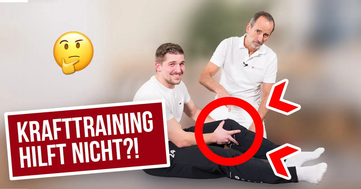 Schmerzspezialist Roland Liebscher-Bracht zeigt einem Patienten, dass Krafttraining bei Knieschmerzen nicht hilft