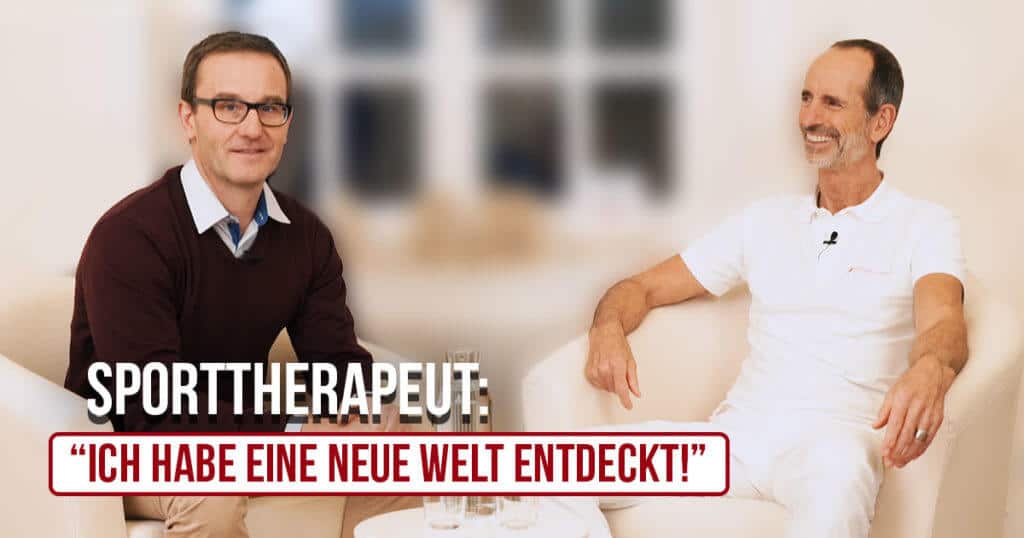 Sporttherapeut Christian Gut sitzt mit Roland Liebscher-Bracht zusammen in einer Praxis. Vor ihnen stehen zwei Wassergläser und eine Karaffe. Auf dem Bild steht: Sporttherapeut: Ich habe eine neue Welt entdeckt.