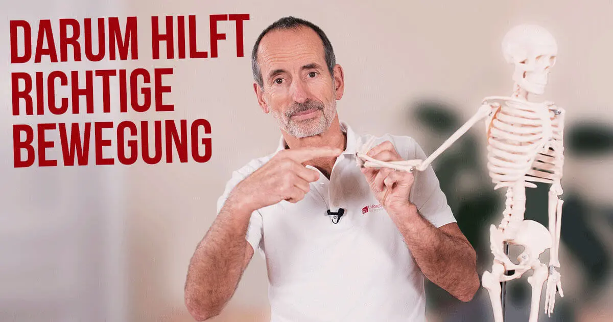 Schmerzspezialist Roland Liebscher-Bracht zeigt an einem Skelett, wie Schmerzen durch richtige Bewegung geheilt werden können