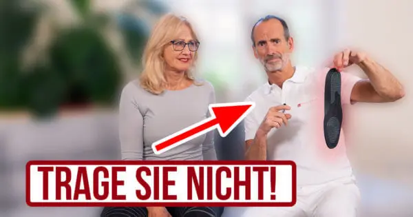 Roland Liebscher-Bracht hält eine Einlegesohle in der Hand und er und ein Pfeil zeigen auf sie. Neben ihm sitzt eine Frau. Unter den Personen der Schriftzug "Trage sie nicht!"