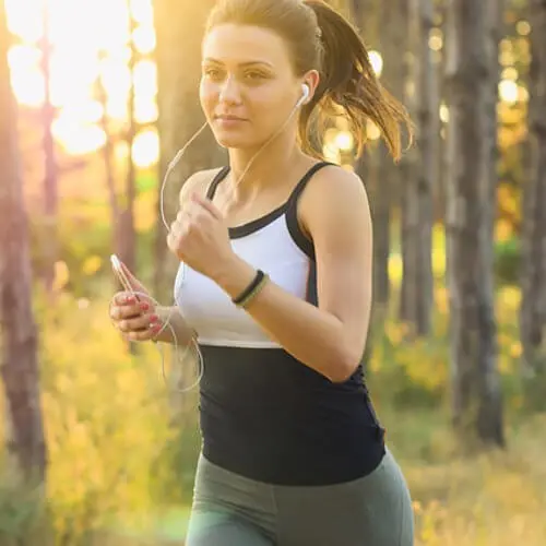 Eine junge Joggerin im Wald