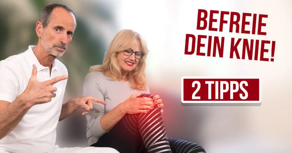 Schmerzspezialist Roland-Liebscher Bracht hilft einer Patientin, die sich ihr schmerzendes Knie hält