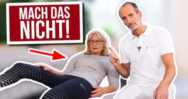 Eine Frau in einer Liegposition, Roland Liebscher-Bracht sitzt neben ihre. Ein Pfeil deutet auf die Frau. Über dem Pfeil das Textfeld "Mach das nicht!"