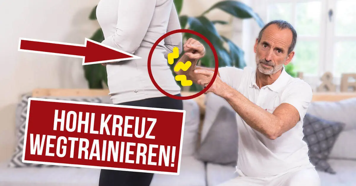 Schmerzspezialist Roland Liebscher-Bracht deutet auf das Hohlkreuz einer Patientin