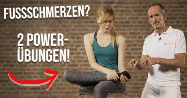 Roland Liebscher-Bracht zeigt einer Patientin die besten Übungen gegen Fußschmerzen