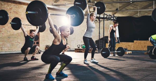 Eine Frau macht Krafttraining gegen Rückenschmerzen im Fitnessstudio