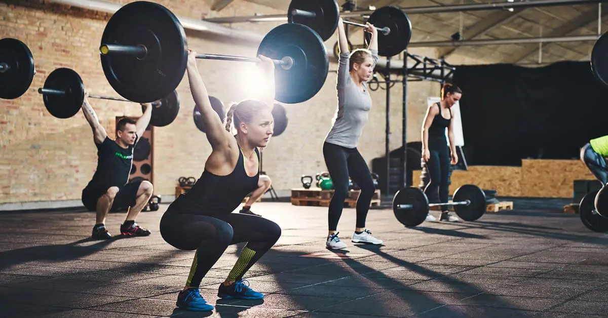 Eine Frau macht Krafttraining gegen Rückenschmerzen im Fitnessstudio