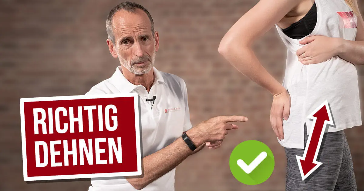 Roland Liebscher-Bracht zeigt einer Patientin, wie man den Piriformis richtig dehnt und was die beste Übung gegen das Piriformis-Syndrom ist.