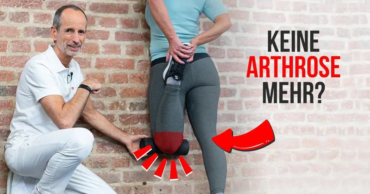 Roland Liebscher-Bracht zeigt einer Patientin die besten Übungen gegen Arthrose im Knie