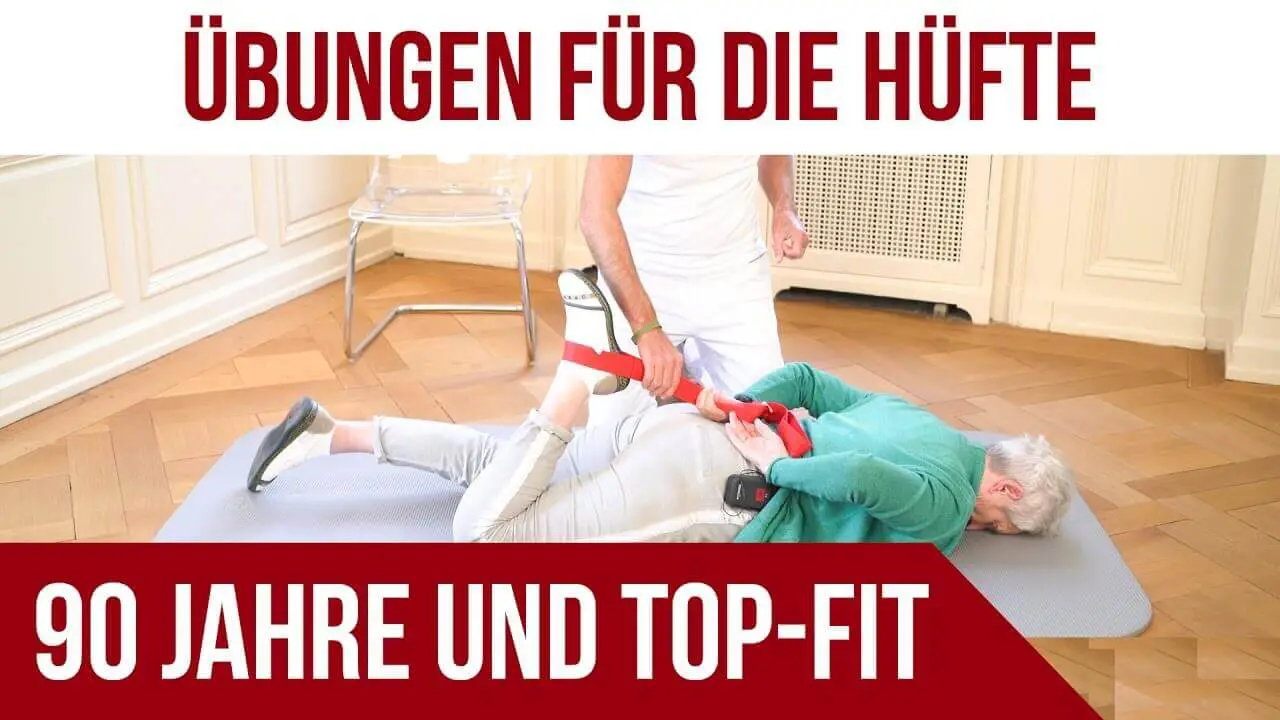 Eine Seniorin liegt mit dem Bauch auf einer Yoga-Matte und zieht mit einem roten Trainingsband ihren Fuß zum Gesäß. Im Bild steht der Text: „Übungen für die Hüfte – 90 Jahre und top-fit.“
