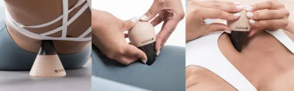 Drei Bilder nebeninander: 1. Bild von links: Frau drückt einen Punkt am Rücken mit dem Liebscher Drücker indem sie sich darauf legt. 2. Bild: Frau drückt mit beiden Händen ein Punkt mit dem "Drücker" am Oberschenkel. 3. Bild: Die selbe Frau drückt sich mit beiden Händen mit den "Drücker" einen mittigen Punkt auf der Brust.