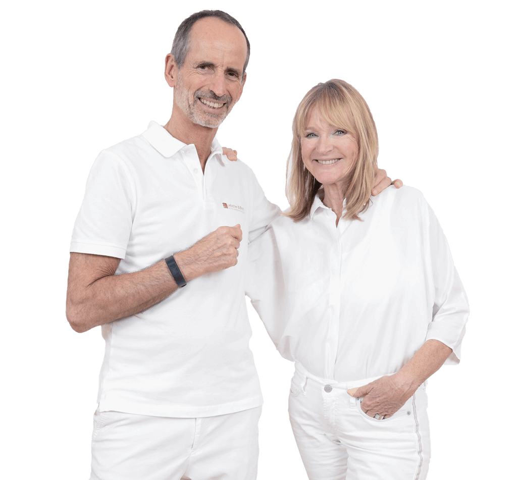 Auf dem Bild ist Roland und Petra von Liebscher & Bracht zu sehen. Beide schauen sehr glücklich aus . Roland umarmt Petra leicht .