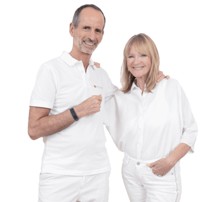 Auf dem Bild ist Roland und Petra von Liebscher & Bracht zu sehen. Beide schauen sehr glücklich aus . Roland umarmt Petra leicht .