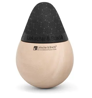 Kugelförmiges Sockelelement aus Buchenholz, auf dem das Liebscher & Bracht Logo eingebrannt ist. Darauf ist ein runde "Drücker"-Spitze.