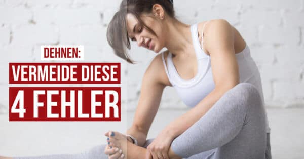 Eine Frau fässt sich gesichtsverzerrend an ihren Fuß, da sie sich beim Dehnen verletzt hat.