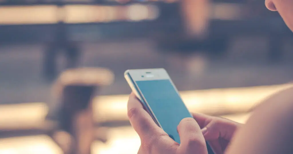 Eine Frau tippt in ihr Smartphone