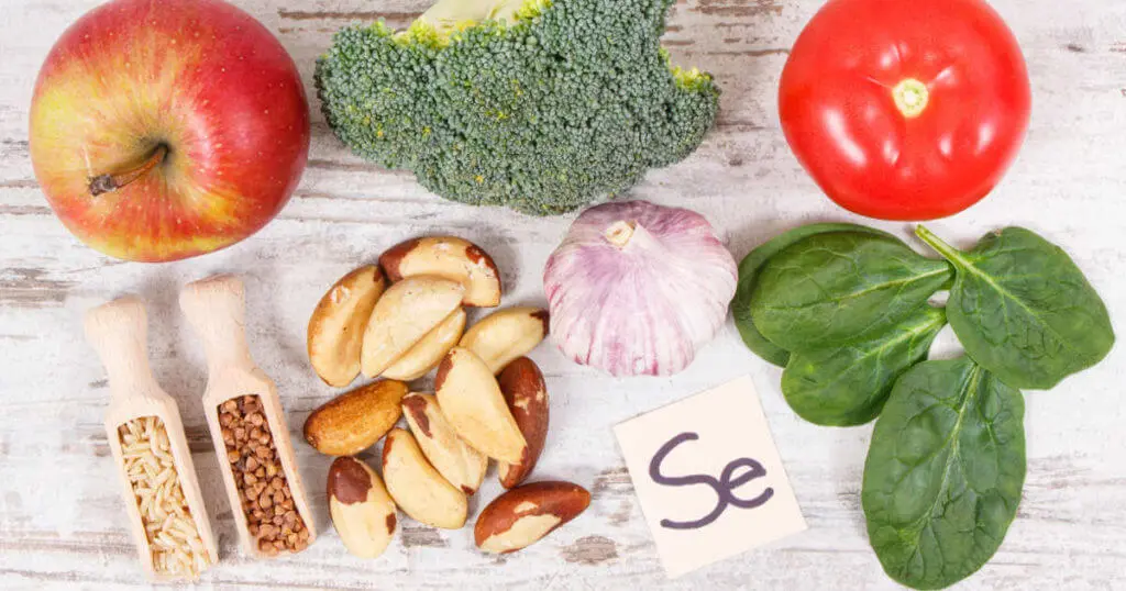 Flatlay von Gemüse, Obst und Nüssen mit einer chemischen Bezeichnung