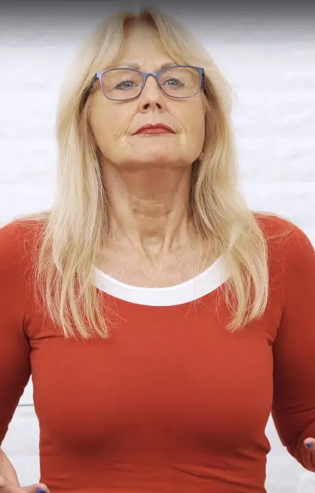 Eine Frau, die an Seitenstechen leidet, atmet tief durch die Nase ein