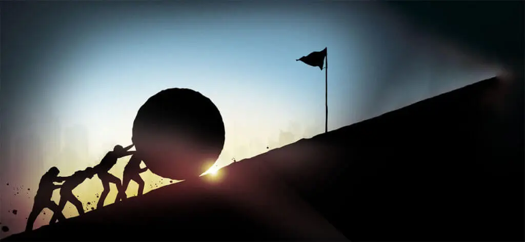 Eine Gruppe von Menschen rollt einen riesigen Fels den Hügel zur Ziel-Flagge hoch.