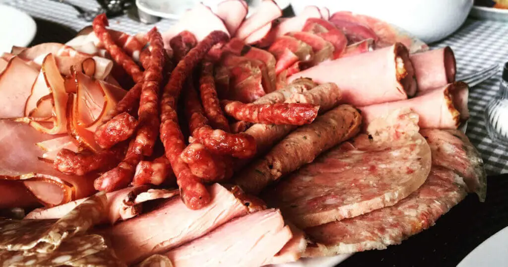 Eine Platte voll verschiedener Wurstsorten